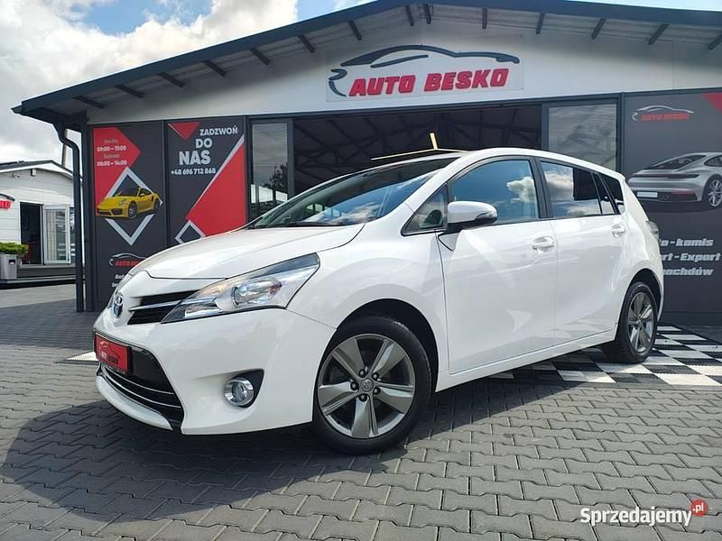Biały Używany 2015 Toyota Verso Minivan | 29 500 zł (Uczciwa cena) - Obraz 1/4