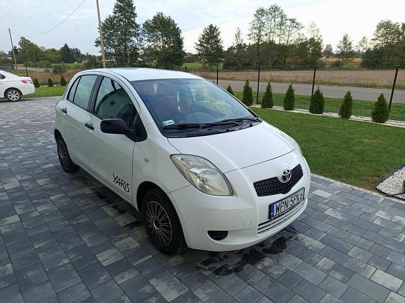 Biały Używany 2006 Toyota Yaris Hatchback | 6200 zł - Obraz 1/4