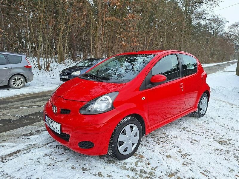 Używany Toyota Aygo 68 KM (50 kW) 2009 Czerwony Hatchback