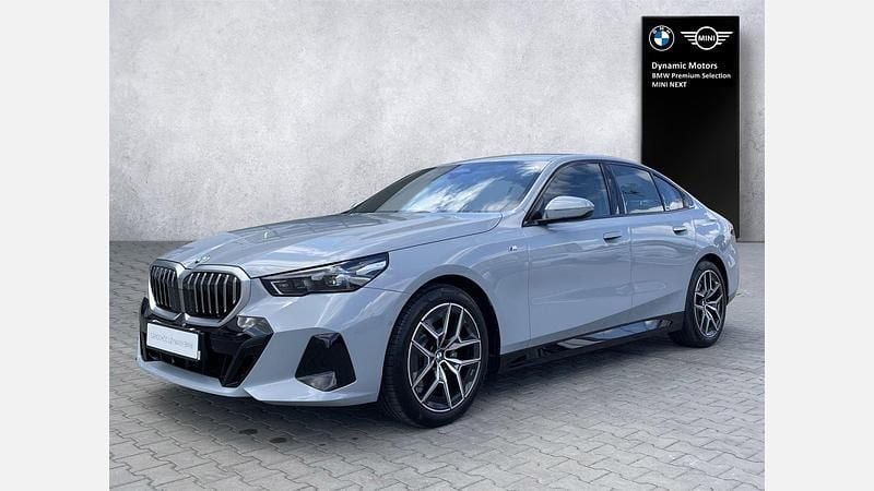Szary brooklyn m metalizowany Używany 2025 BMW 520 Comfort Edition Sedan/Limuzyna | 254 999 zł (Dobra cena) - Obraz 1/4