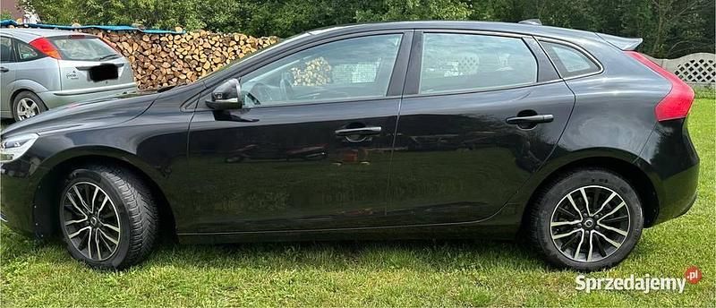Czarny Używany 2017 Volvo V40 Momentum Kombi | 66 900 zł (Drogi) - Obraz 1/4