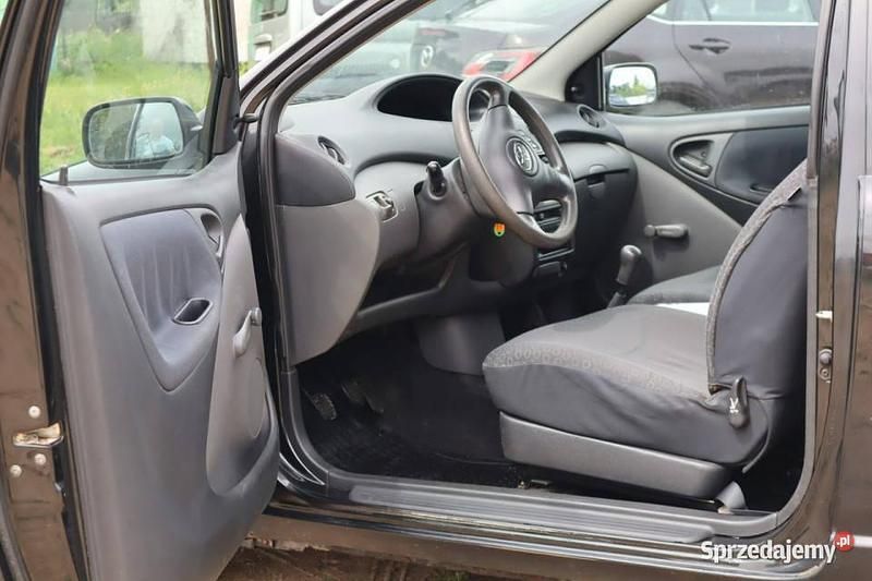 Czarny Używany 2003 Toyota Yaris Hatchback | 4000 zł (Uczciwa cena) - Obraz 1/4