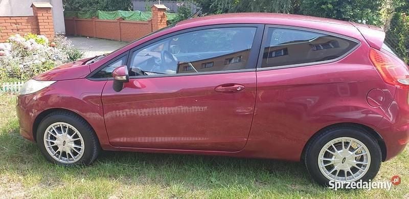 Używany Ford Fiesta 2009 Wiśniowy Hatchback