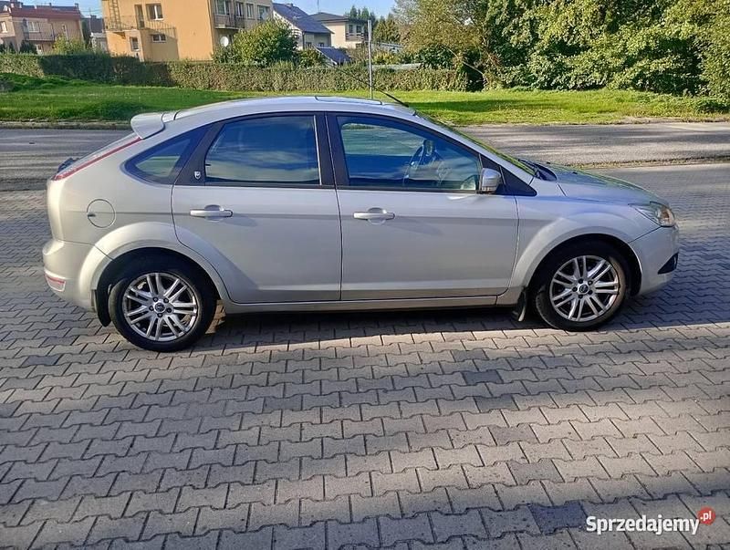 Srebrny Używany 2010 Ford Focus Ghia Hatchback | 11 900 zł (Dobra cena) - Obraz 1/4