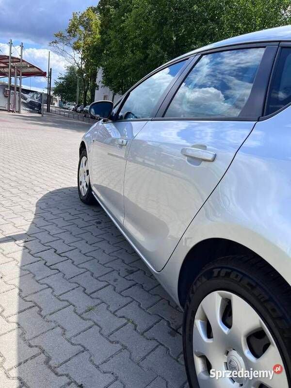 Używany Opel Astra 140 KM (102 kW) 2010 Srebrny Hatchback