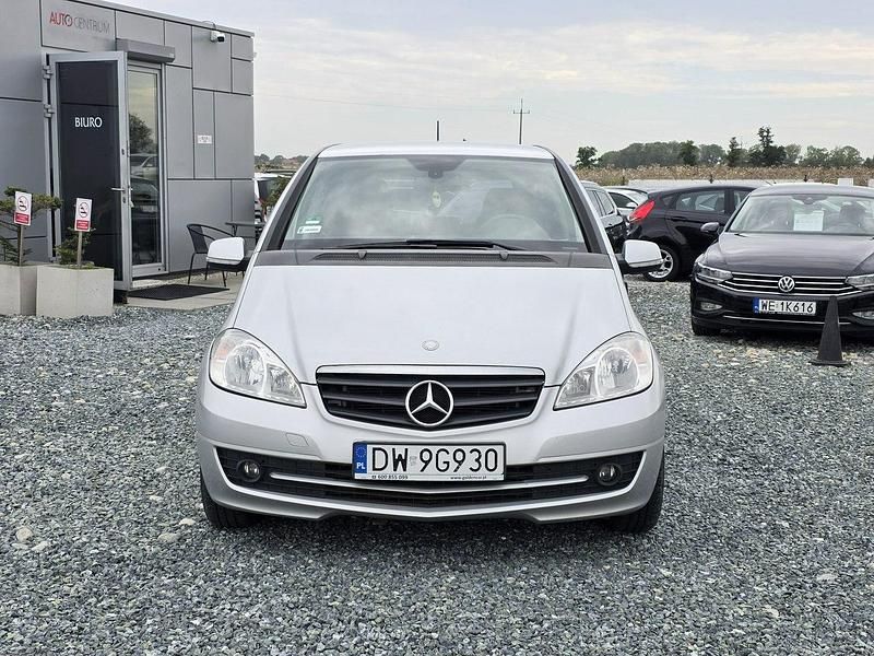 Używany Mercedes A180 109 KM (80 kW) 2011 Srebrny (metalik) Hatchback