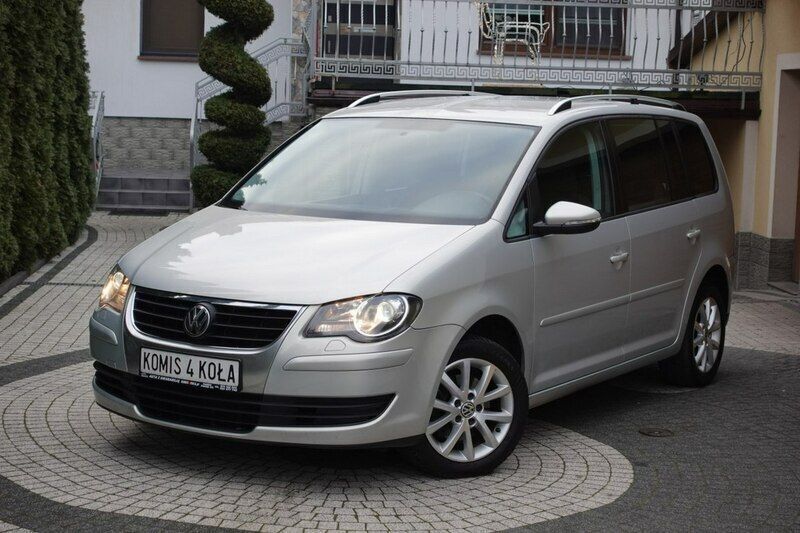 Inny kolor Używany 2010 VW Touran Minivan | 21 900 zł (Uczciwa cena) - Obraz 1/4