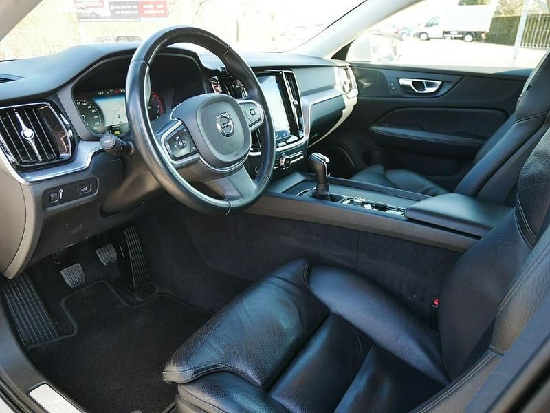 Używany Volvo V60 Momentum 150 KM (110 kW) 2020 Srebrny Kombi