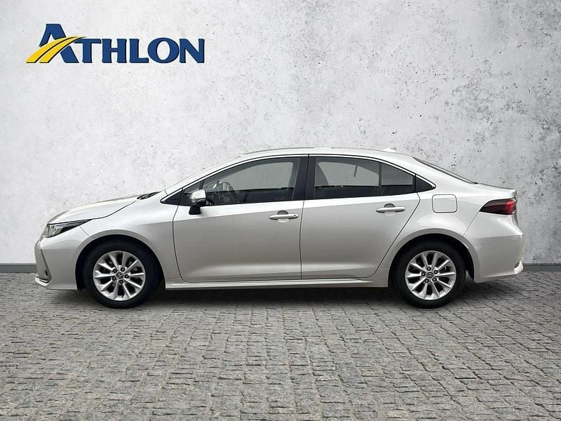 Używany Toyota Corolla 125 KM (91 kW) 2021 Srebrny (metalik) Sedan/Limuzyna