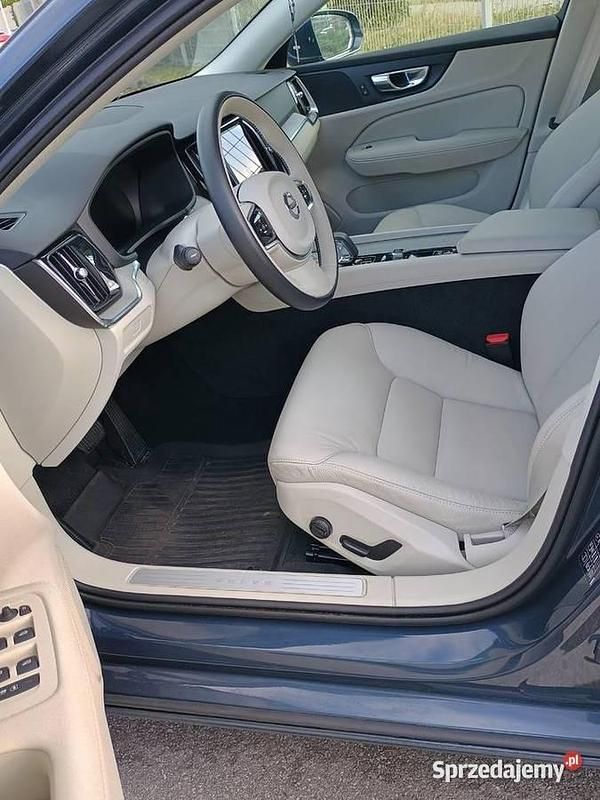 Używany Volvo V60 Core 2023 Kombi
