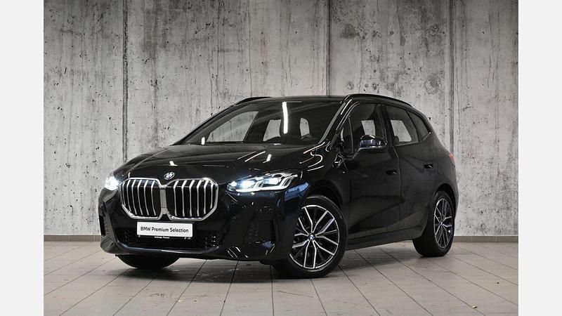 Czarny szafir metalizowany Używany 2025 BMW 218 Active Tourer Luxury Line Minivan | 149 800 zł (Uczciwa cena) - Obraz 1/3