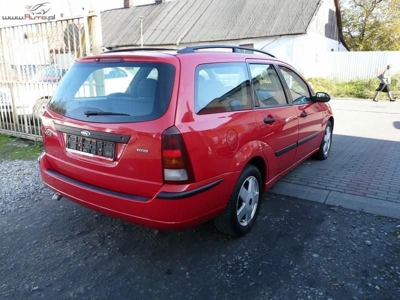 Używany Ford Focus 100 KM (73 kW) 2003 Czerwony Sedan/Limuzyna
