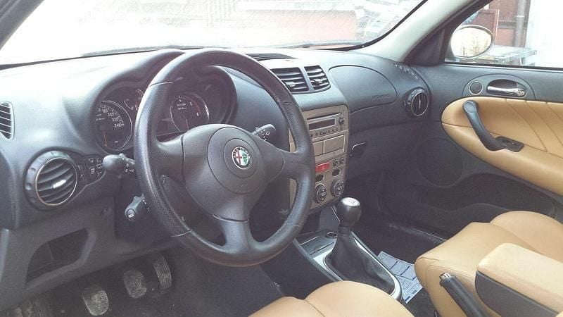 Szary Używany 2006 Alfa Romeo 147 Hatchback | 12 000 zł (Drogi) - Obraz 1/4
