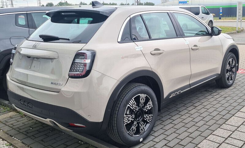 Używany Fiat 600 100 KM (73 kW) 2024 Lakier metalizowany beżowy earth SUV