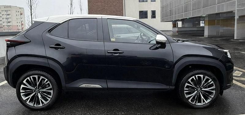 Używany Toyota Yaris Cross 116 KM (85 kW) 2022 Czarny (metalik) SUV