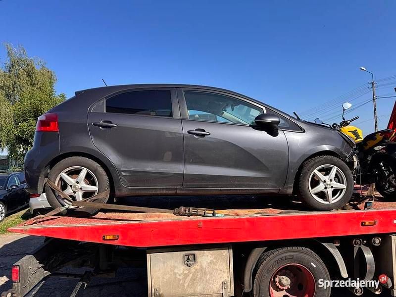 Szary Używany 2015 Kia Rio Hatchback | 15 900 zł - Obraz 1/4