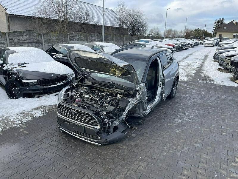 Używany Toyota Corolla Cross 197 KM (144 kW) 2024 Srebrny SUV