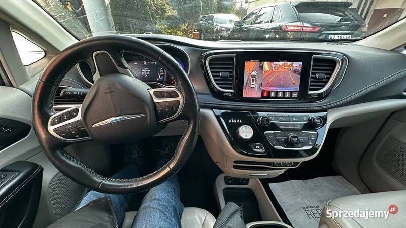 Srebrny Używany 2021 Chrysler Pacifica Touring SUV | 134 000 zł (Dobra cena) - Obraz 1/4