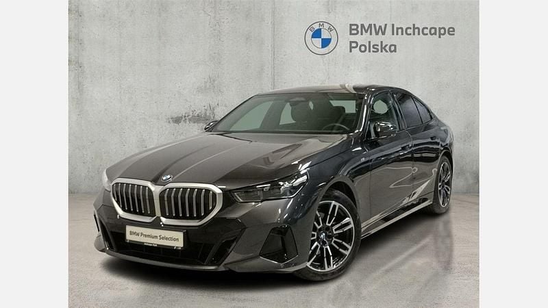 Szary sophisto z brylantowym połyskiem metalizowany Używany 2024 BMW 520 Comfort Edition Sedan/Limuzyna | 249 900 zł - Obraz 1/3