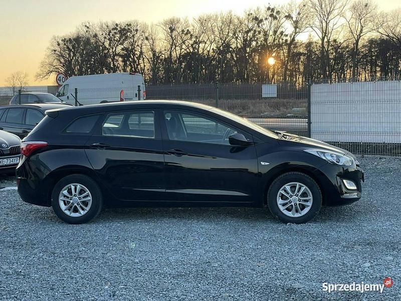 Używany Hyundai i30 99 KM (72 kW) 2014 Czarny Kombi