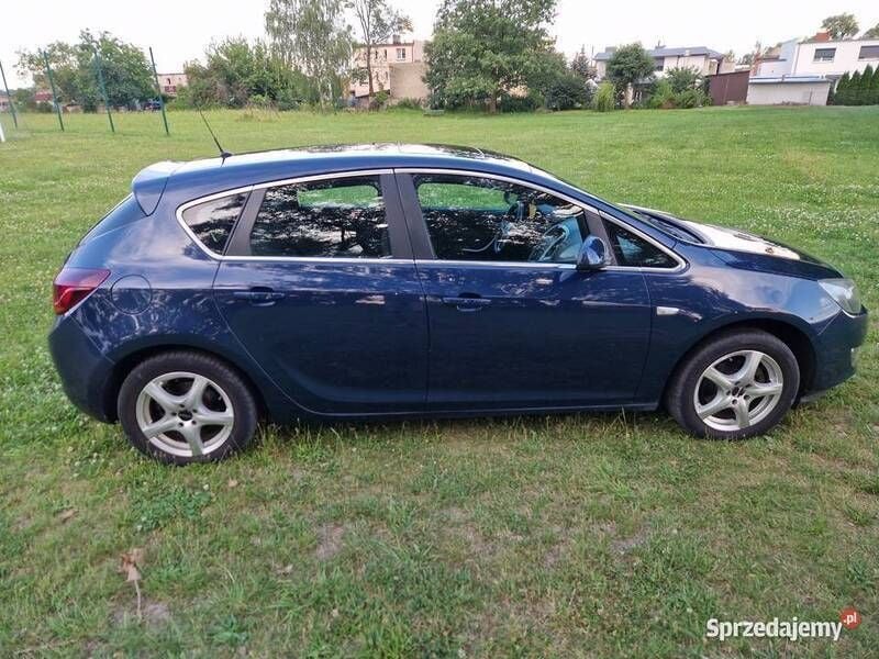 Używany Opel Astra 2010 Granatowy Hatchback