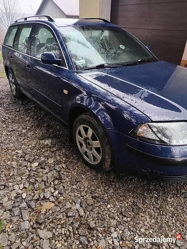 Granatowy Używany 2001 VW Passat Kombi | 2800 zł (Uczciwa cena) - Obraz 1/4