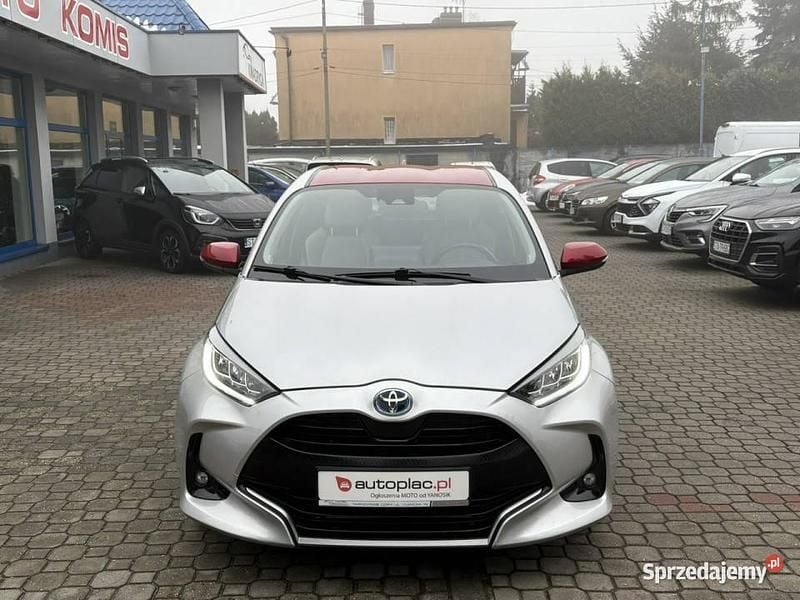 Używany Toyota Yaris Hybrid 92 KM (67 kW) 2021 Srebrny Hatchback