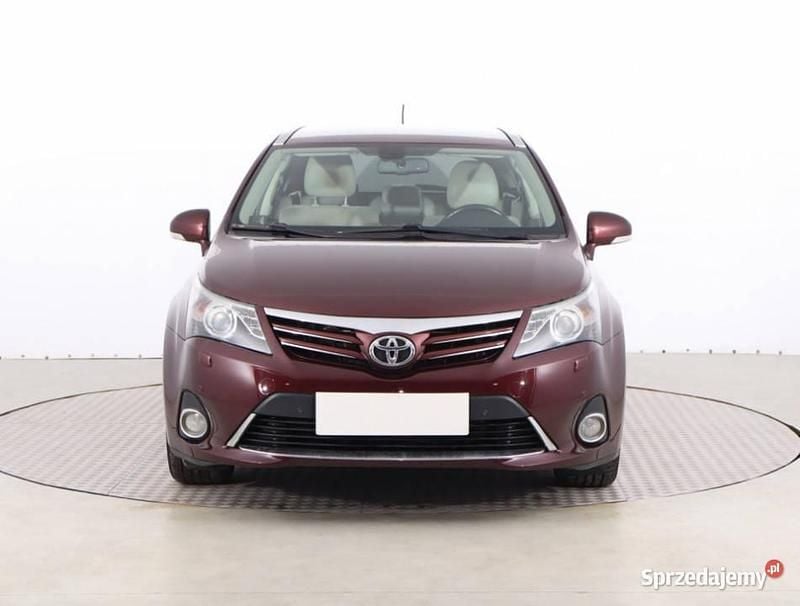 Bordowy Używany 2012 Toyota Avensis Sedan/Limuzyna | 33 999 zł (Dobra cena) - Obraz 1/4