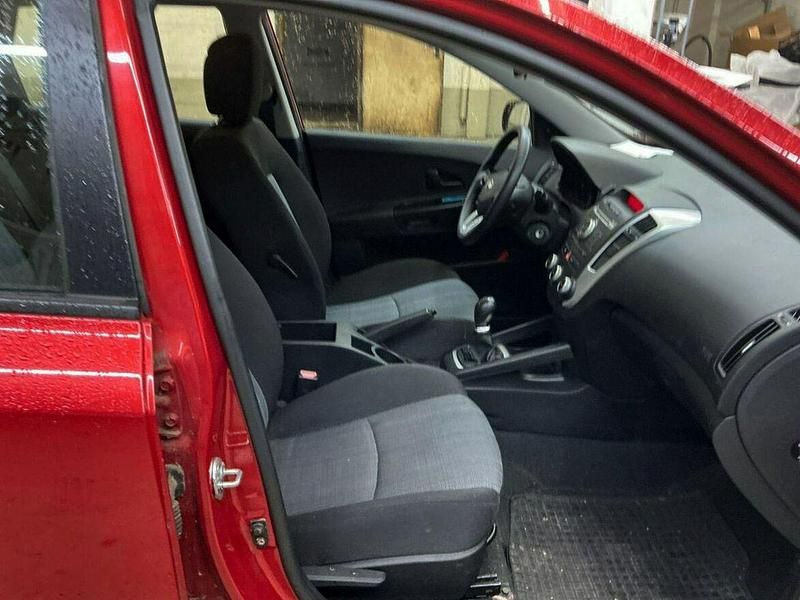 Używany Kia Ceed 2011 Czerwony Hatchback