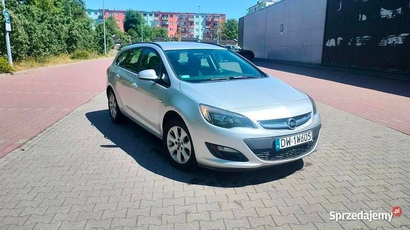 Srebrny Używany 2014 Opel Astra Kombi | 13 900 zł (Uczciwa cena) - Obraz 1/4