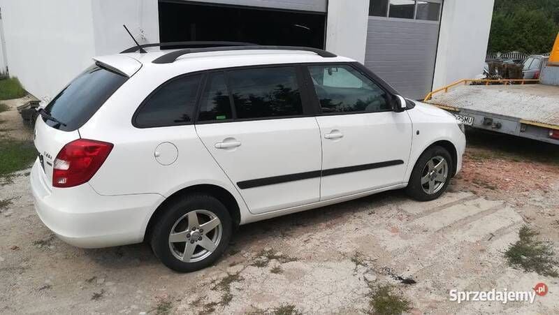 Biały Używany 2012 Skoda Fabia Kombi | 9900 zł (Super Cena) - Obraz 1/4