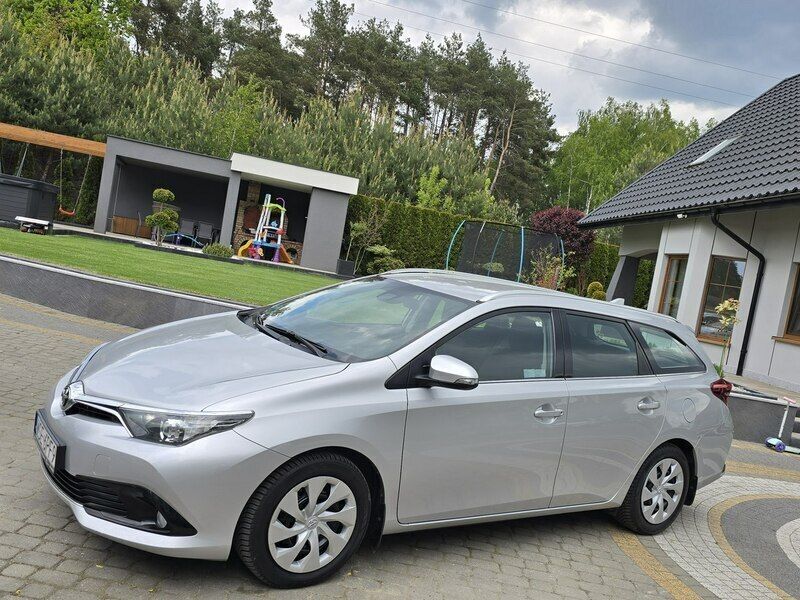 Srebrny Używany 2017 Toyota Auris Premium Kombi | 33 900 zł (Super Cena) - Obraz 1/2