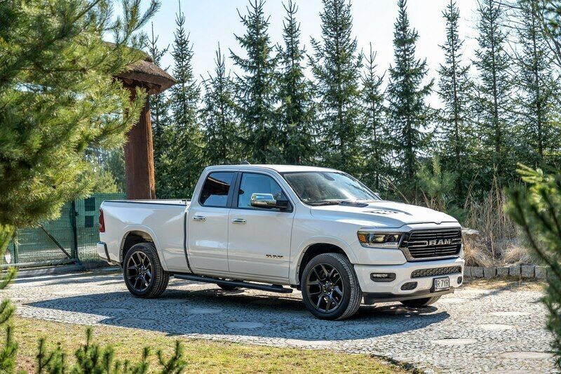 Biały (metalik) Używany 2020 RAM 1500 Pickup | 174 777 zł - Obraz 1/4