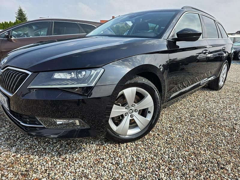 Czarny (metalik) Używany 2016 Skoda Superb Kombi | 64 900 zł (Dobra cena) - Obraz 1/4