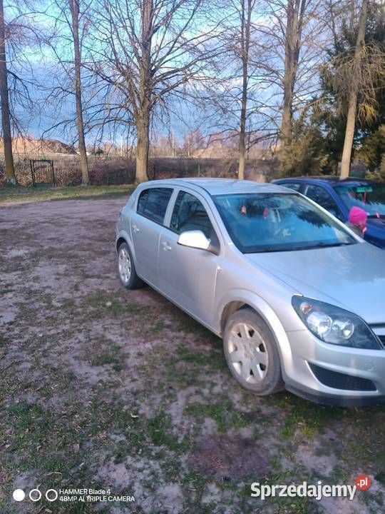 Szary Używany 2011 Opel Astra Hatchback | 11 800 zł - Obraz 1/4