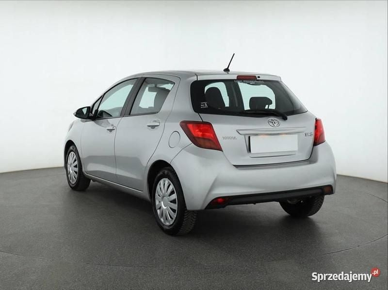 Używany Toyota Yaris 69 KM (50 kW) 2015 Srebrny Hatchback