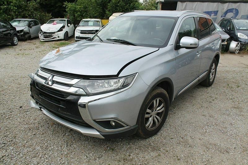 Srebrny Używany 2018 Mitsubishi Outlander SUV | 31 900 zł - Obraz 1/4