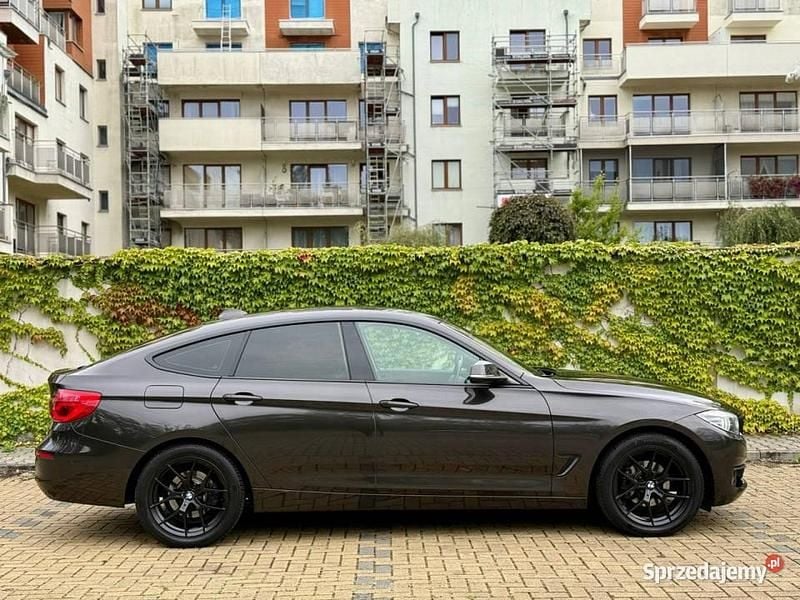 Brązowy Używany 2018 BMW 320 Executive Sedan/Limuzyna | 64 500 zł (Super Cena) - Obraz 1/4