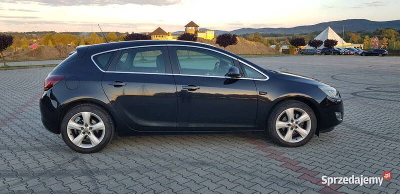 Używany Opel Astra Cosmo 2010 Czarny Hatchback