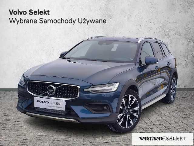 Używany Volvo V60 CC 250 KM (183 kW) 2022 Niebieski Kombi
