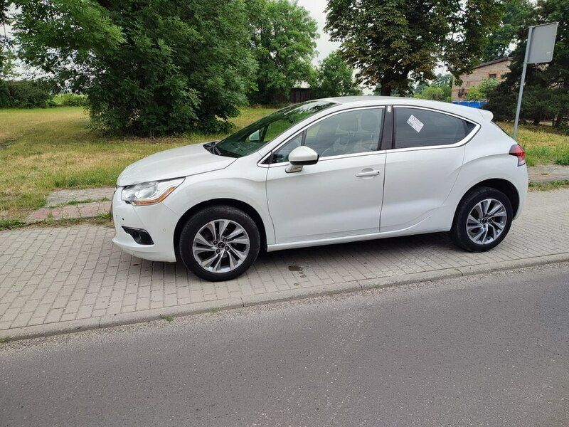 Używany Citroën DS4 131 KM (96 kW) 2015 Biały Hatchback