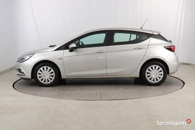 Używany Opel Astra 2018 Srebrny Hatchback