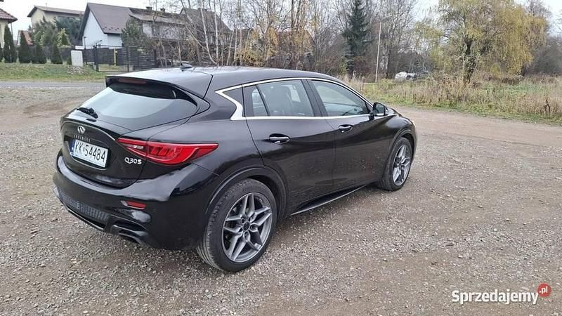 Używany Infiniti Q30 2016 Czarny Hatchback