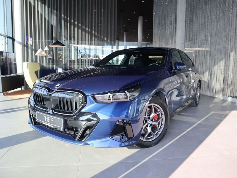 Niebieski phytonic metalizowany Używany 2024 BMW 520 Comfort Edition Sedan/Limuzyna | 316 900 zł - Obraz 1/3