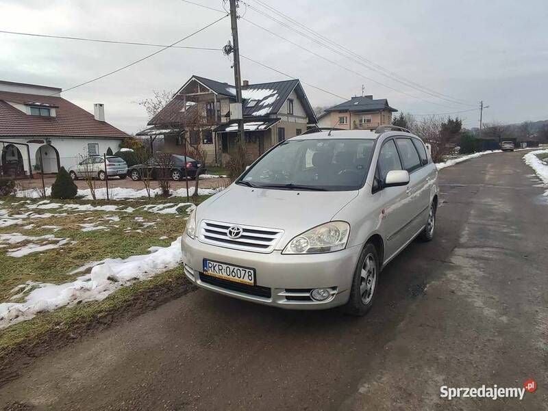 Srebrny Używany 2003 Toyota Avensis Verso Minivan | 9300 zł - Obraz 1/4