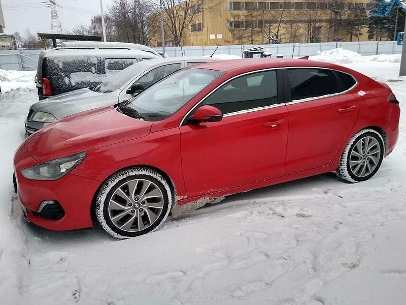 Używany Hyundai i30 2020 Czerwony Hatchback