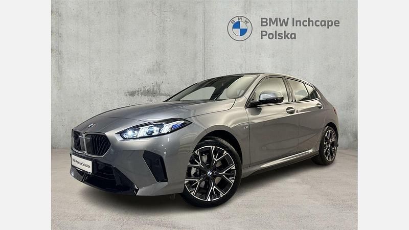 Szary skyscraper metalizowany Używany 2024 BMW 118 Shadowline Hatchback | 134 900 zł (Drogi) - Obraz 1/3