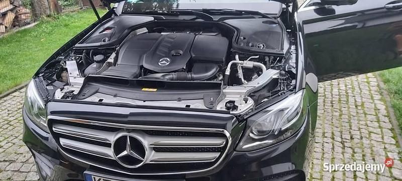 Używany Mercedes E220 AMG 194 KM (142 kW) 2016 Czarny Sedan/Limuzyna