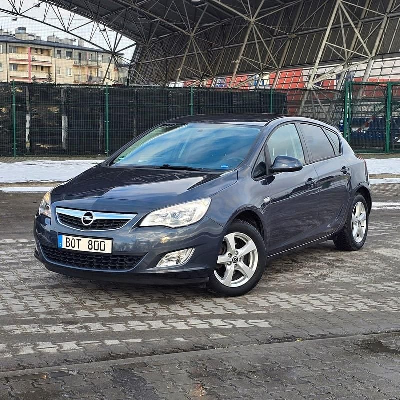 Używany Opel Astra Cosmo 140 KM (102 kW) 2010 Niebieski jasny (metalik) Hatchback