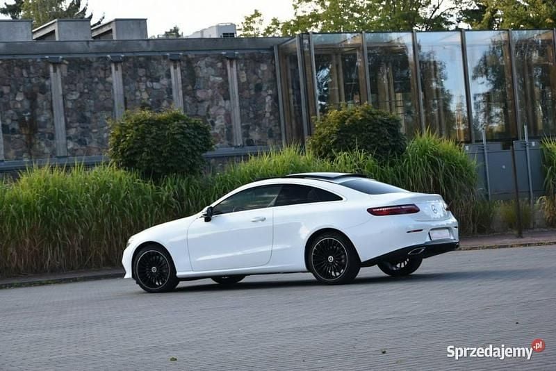 Biały (metalik, perła) Używany 2019 Mercedes E400 Coupe | 185 000 zł - Obraz 1/4
